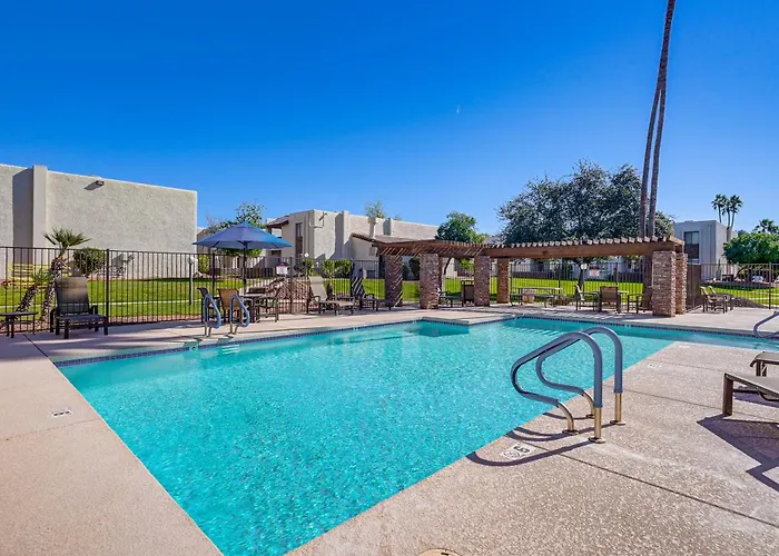 Holiday home 3 Mi To Camelback Mtn! Snowbird Escape W/ Pool *